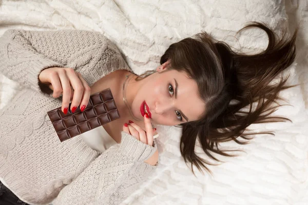 Mulher com um chocolate — Fotografia de Stock