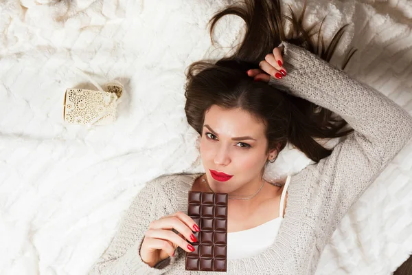 Mulher com um chocolate — Fotografia de Stock