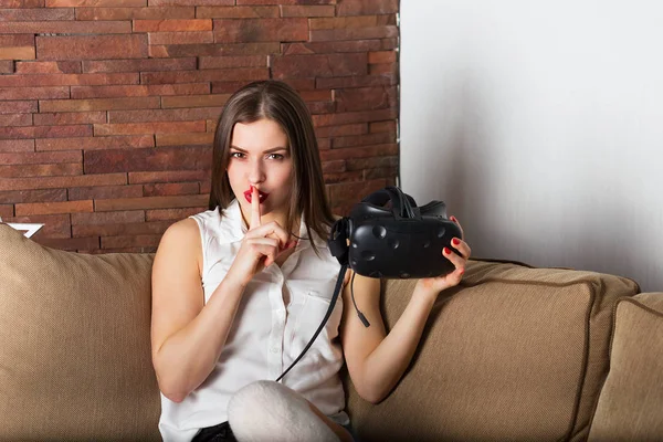 Mulher com um fone de ouvido de realidade virtual — Fotografia de Stock