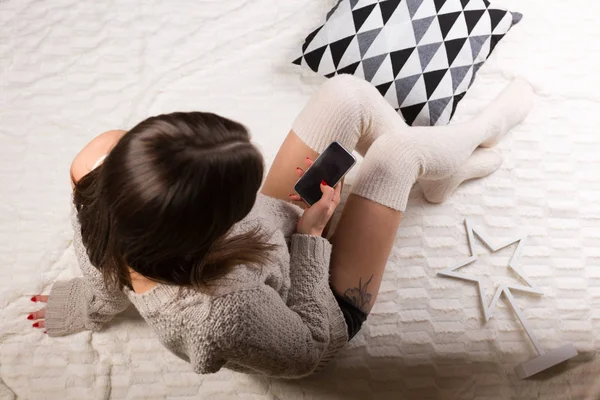 Vrouw die haar thuis ontspannen — Stockfoto