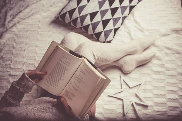 Mujer relajándose con un libro en su casa — Foto de Stock