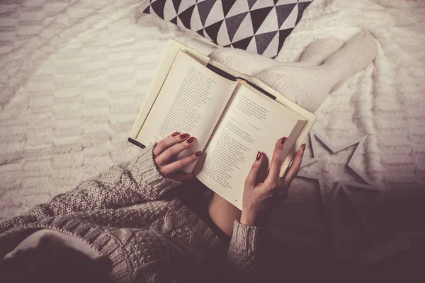 Mujer relajándose con un libro en su casa — Foto de Stock