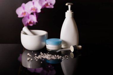 Kozmetik temel siyah bir arka plan üzerinde