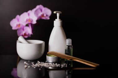 Kozmetik temel siyah bir arka plan üzerinde