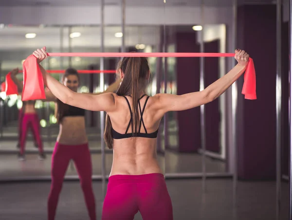 Mulher bonita trabalhando no estúdio de fitness — Fotografia de Stock