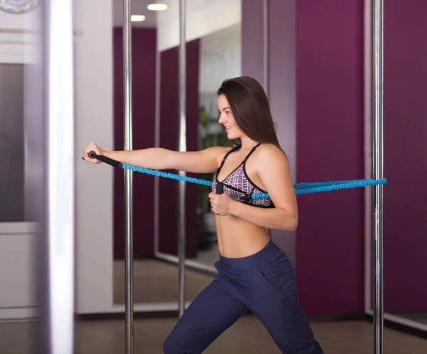 Giovane donna nella sala fitness — Foto Stock