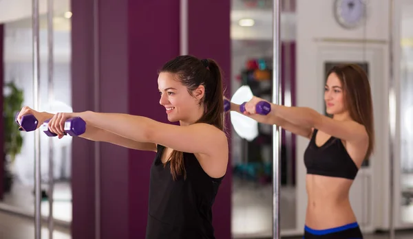 Giovane donna nella sala fitness — Foto Stock