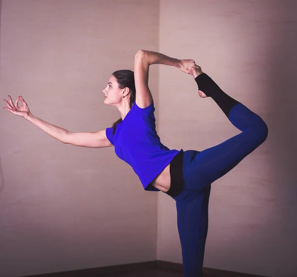 Vrouw die yoga beoefent — Stockfoto