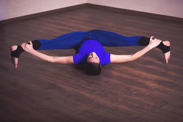 Mujer practicando yoga — Foto de Stock