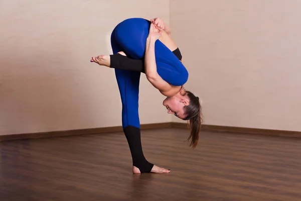 Woman practicing yoga — Stock Photo, Image