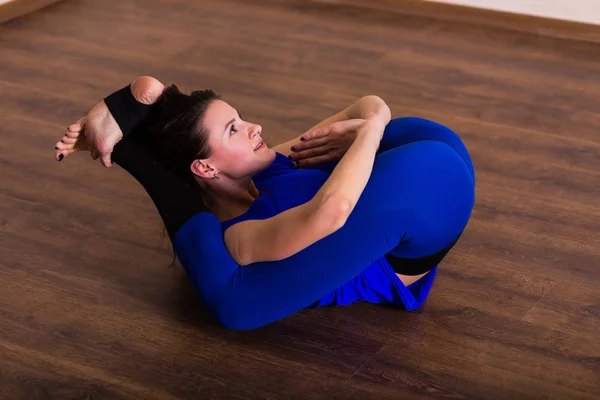 Donna che pratica yoga — Foto Stock