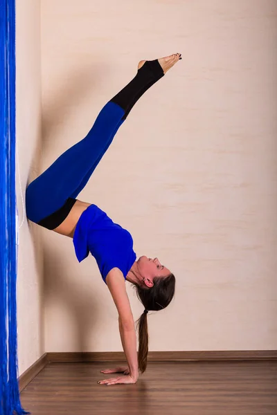Vrouw die yoga beoefent — Stockfoto