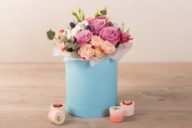 Mavi bir kutu içinde güzel buket