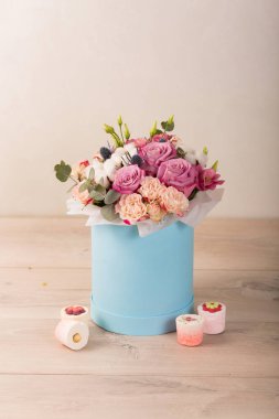 Mavi bir kutu içinde güzel buket