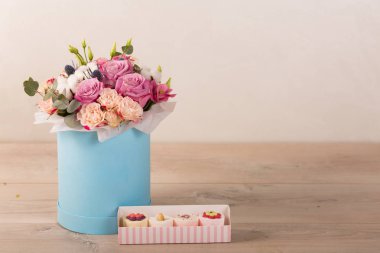 Mavi bir kutu içinde güzel buket