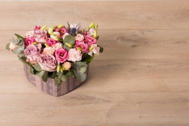 Çiçek ve bitki düz yatıyordu