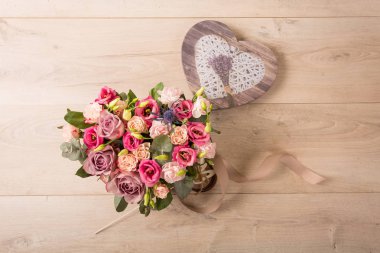 Çiçek ve bitki düz yatıyordu