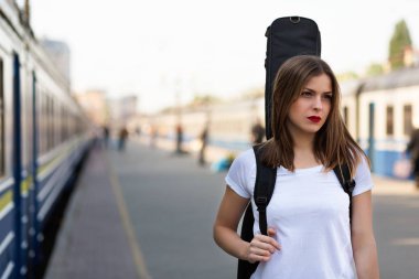 Gitar tren istasyonunda kadınla
