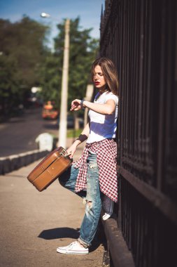 Bir bavulun içinde şehir kadınla