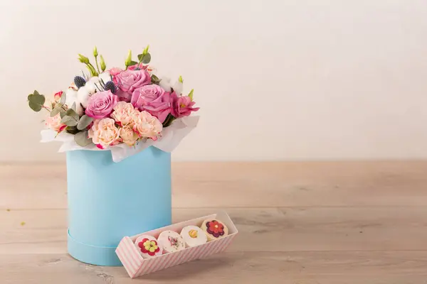 Beau bouquet dans une boîte bleue — Photo
