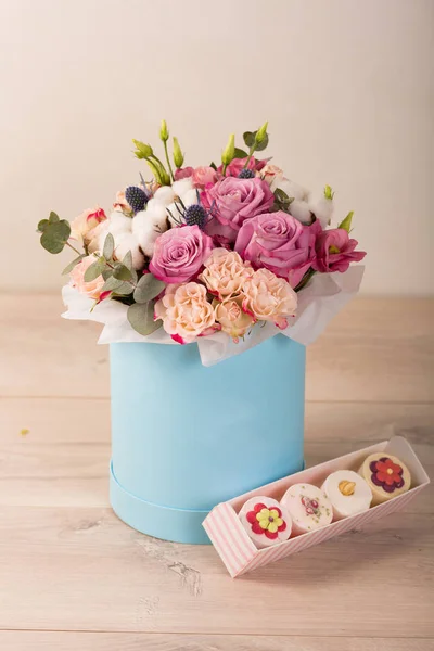 Krásná kytice v modré krabici — Stock fotografie