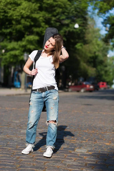 Frau mit Gitarre in der Stadt — Stockfoto