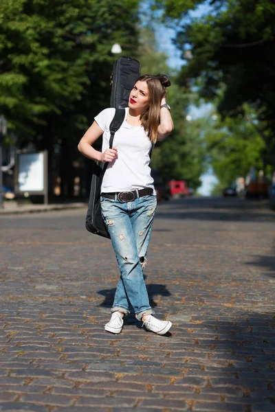 Mulher com guitarra na cidade — Fotografia de Stock