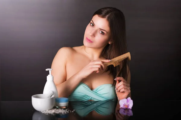 Mulher muito jovem com cosméticos — Fotografia de Stock