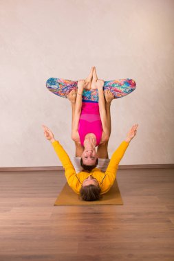 Bir stüdyoda akrobatik yoga