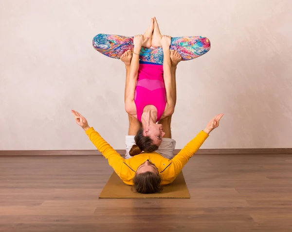 Акробатическая йога в студии — стоковое фото