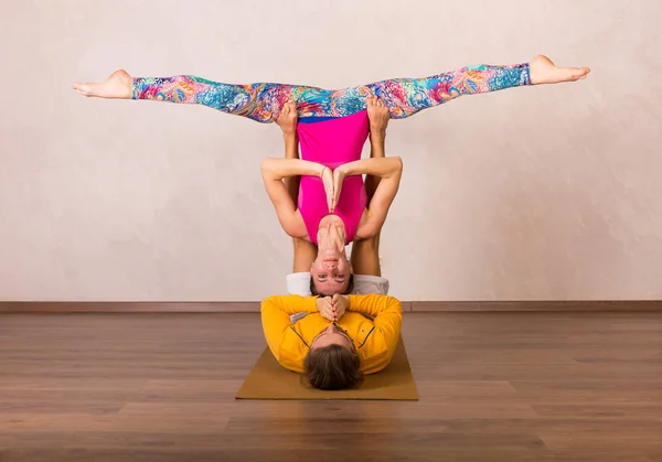 Yoga acrobático en un estudio — Foto de Stock