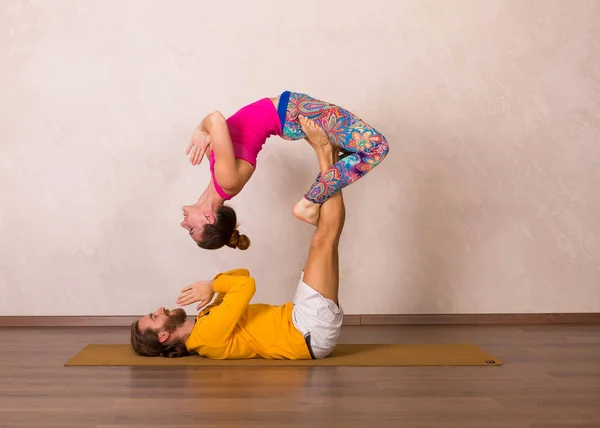 Yoga acrobatico in uno studio — Foto Stock