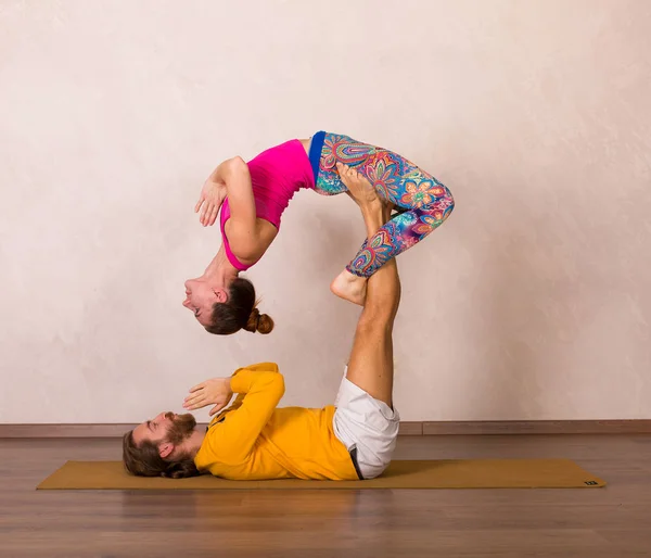 Yoga acrobatico in uno studio — Foto Stock