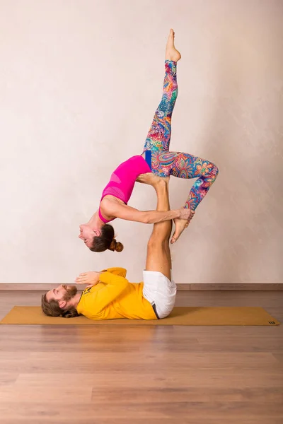 Acrobatic yoga in a studio — Stock Photo, Image