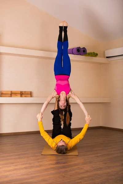 Yoga acrobático em um estúdio — Fotografia de Stock
