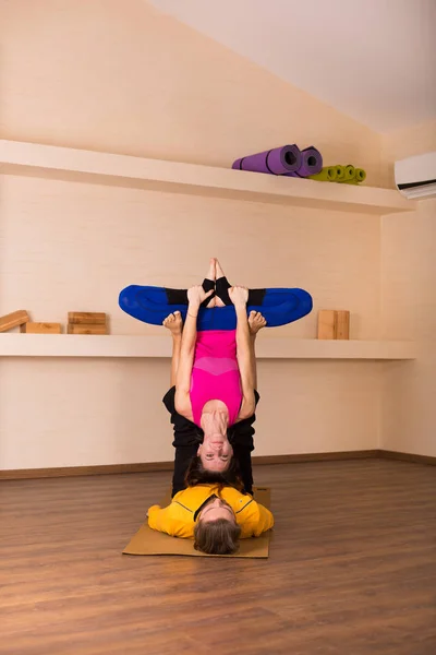 Acrobatic yoga in a studio — Stock Photo, Image