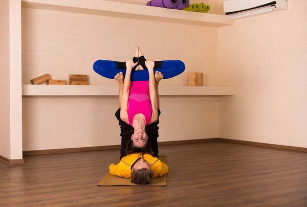 Yoga acrobático em um estúdio — Fotografia de Stock