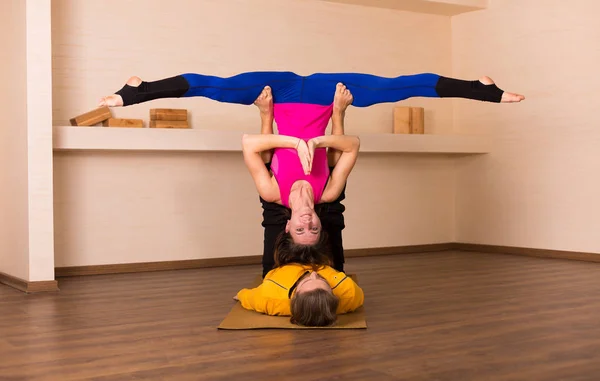 Yoga acrobatico in uno studio — Foto Stock