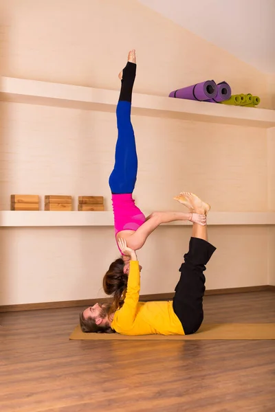 Yoga acrobatico in uno studio — Foto Stock