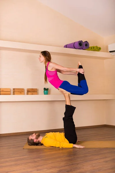 Acrobatic yoga in a studio — Stock Photo, Image