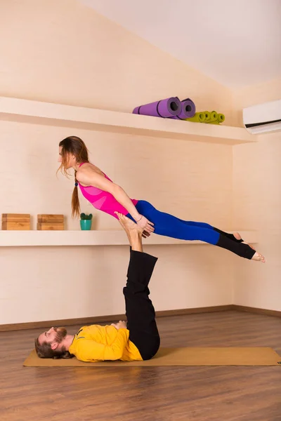 Yoga acrobático en un estudio — Foto de Stock