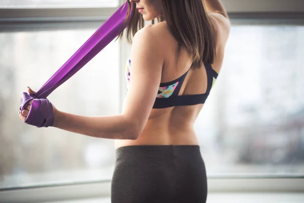 Mujer haciendo ejercicio en el estudio — Foto de Stock