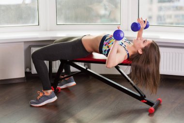 Dumbbels ile çalışan kadın