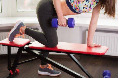 Dumbbels ile çalışan kadın