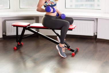 Dumbbels ile çalışan kadın