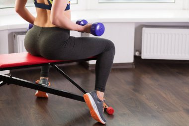 Dumbbels ile çalışan kadın