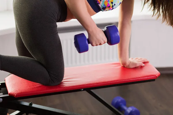 Frau trainiert mit Dumbbels — Stockfoto