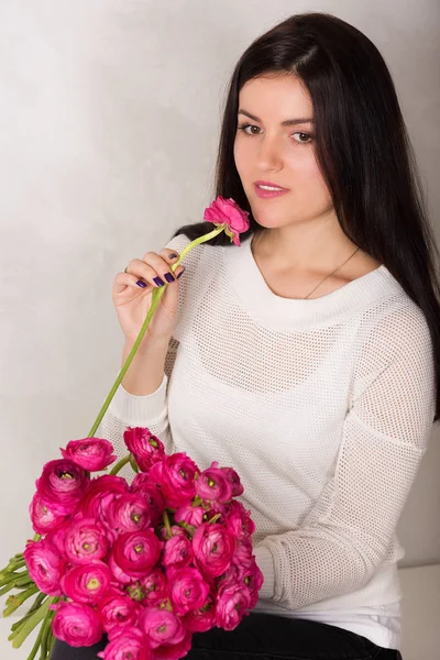 Femme avec des fleurs — Photo