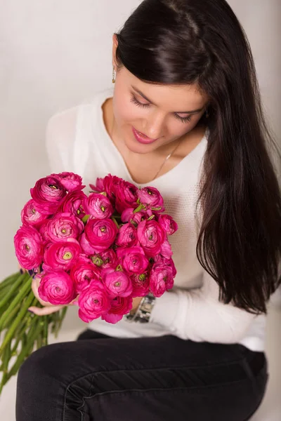 꽃 이 핀 여자 — 스톡 사진