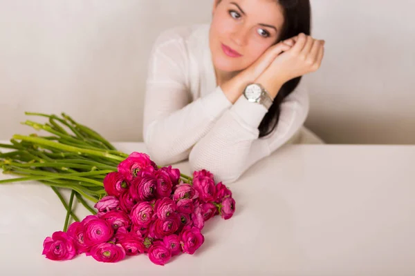 Vrouw met bloemen — Stockfoto